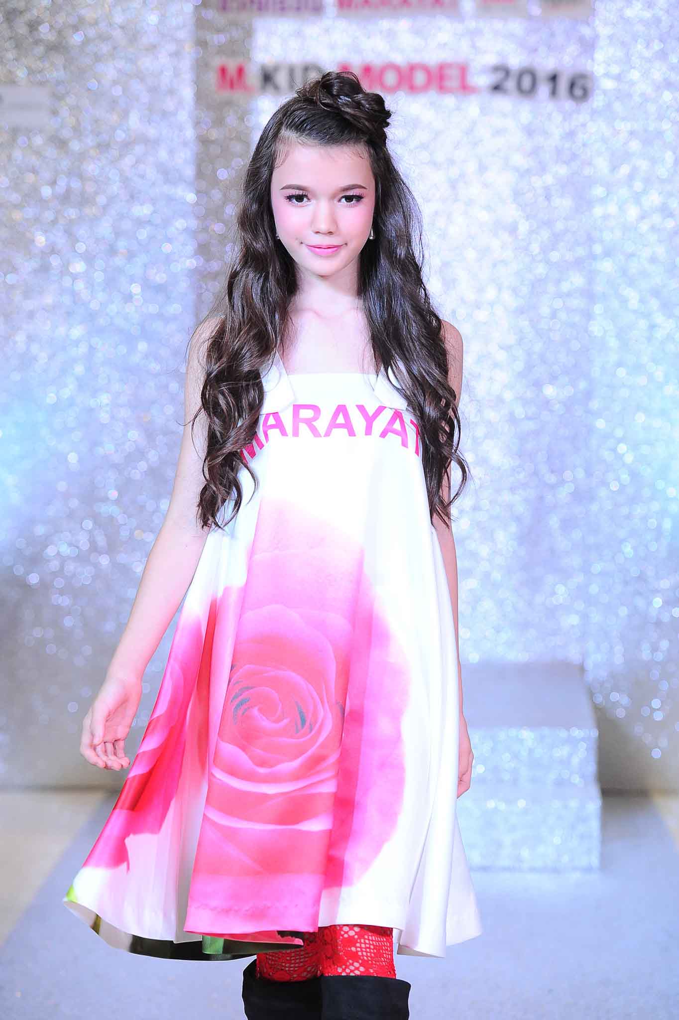 ชุดลายดอกกุหลาบ